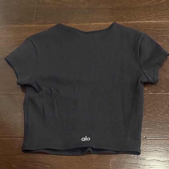 ⭐️ALO Yoga Black Ribbed TSHIRT - Picture 2 of 3